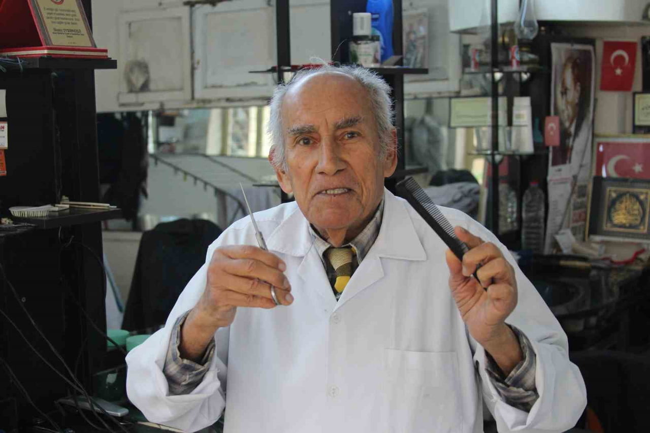 ADANA'DA 14 YAŞINDA BERBER ÇIRAĞI OLARAK ELİNE İLK KEZ MAKASI ALAN REMZİ ARKIN, ARADAN GEÇEN 66...