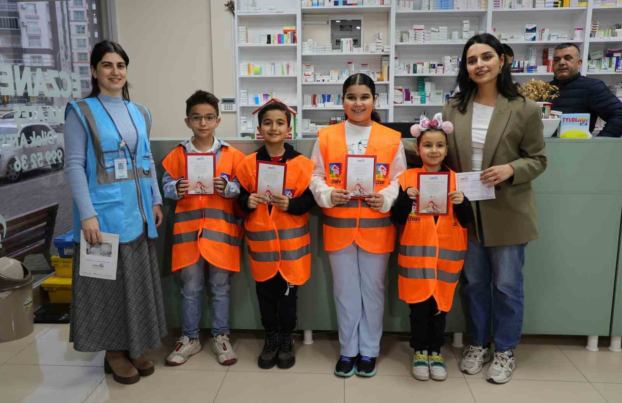 ADANA'DA AYNI APARTMANDA OTURAN 4 İLKOKUL ÖĞRENCİSİ, MÜZİK ÇALIP TURUNÇ VE BİLEKLİK SATIP...