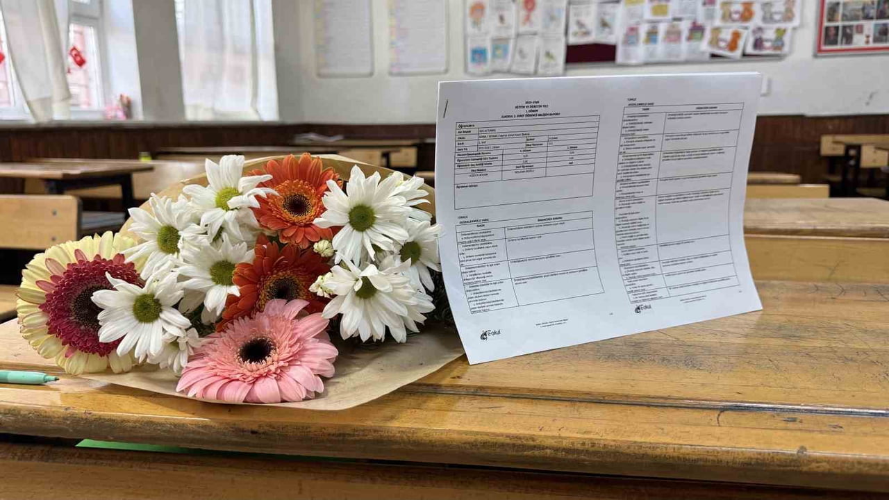 ADANA'DA BABALARI TARAFINDAN ÖLDÜRÜLEN ADA VE MERT'İN KARNELERİ, ÇİÇEKLERLE BİRLİKTE...