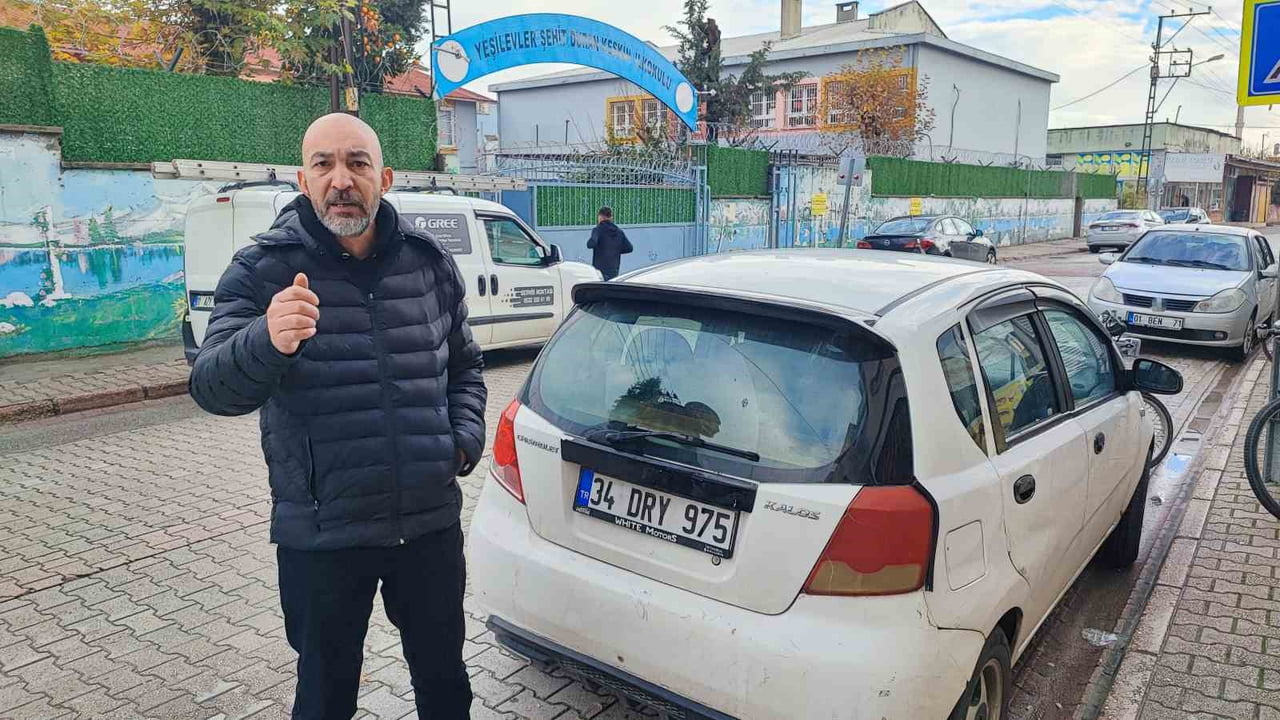ADANA'DA BİR İLKOKULDA GÖREV YAPAN ÖĞRETMEN AZİZ GÜLEN (FOTOĞRAFTA), OKUL ÖNÜNDE BİR ŞAHIS...
