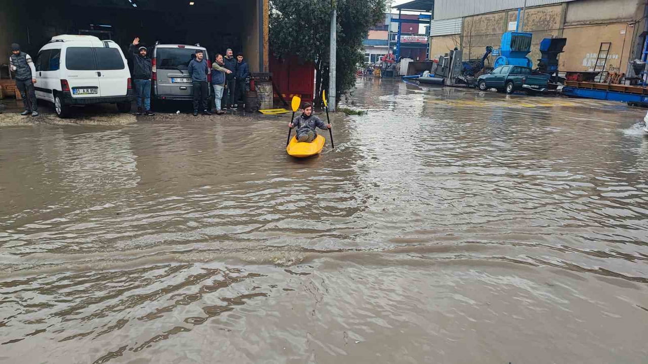 ADANA'DA BİR İMALATHANEDE ÇALIŞAN BARAN DUDUKANLI, HER YAĞMURDA İŞ YERİNİN ÖNÜNÜN GÖLE DÖNMESİNİ...