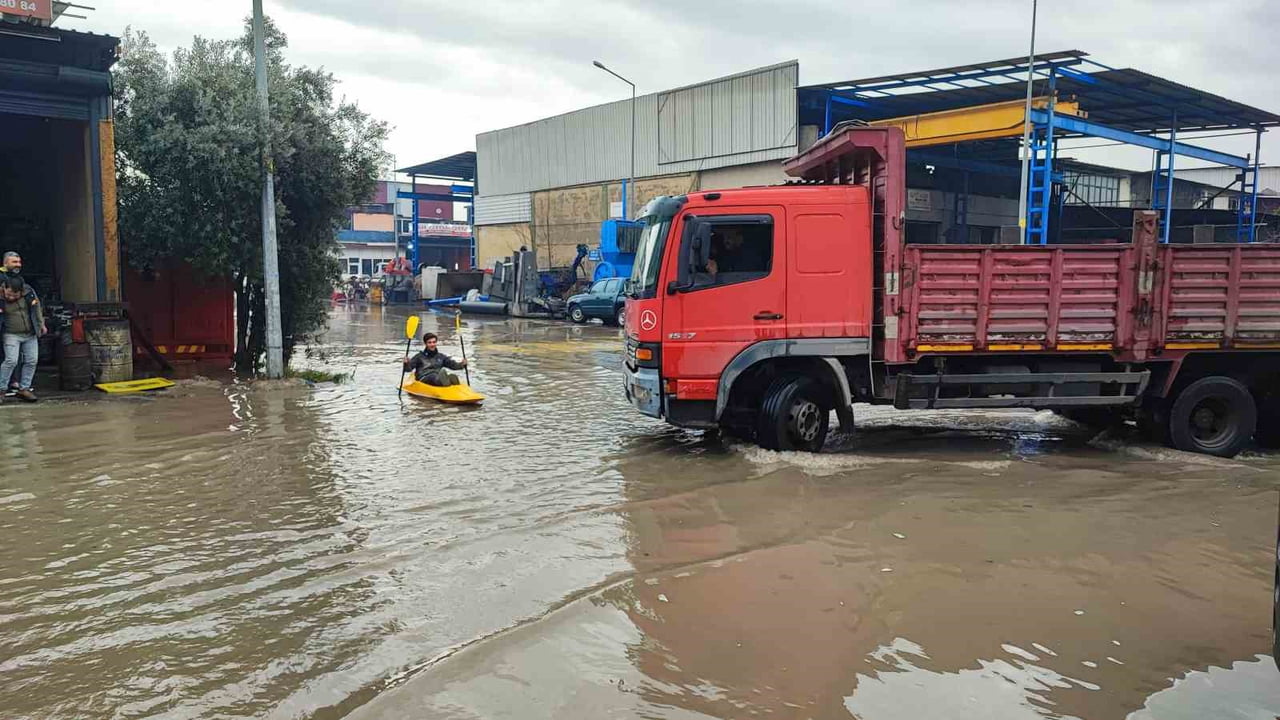 ADANA'DA BİR İMALATHANEDE ÇALIŞAN BARAN DUDUKANLI, HER YAĞMURDA İŞ YERİNİN ÖNÜNÜN GÖLE DÖNMESİNİ...