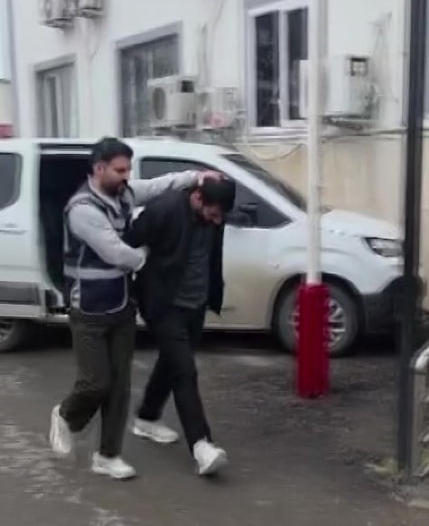 ADANA'DA BOŞANMA AŞAMASINDAKİ KARISININ EVİNE GELİP ZARAR VEREN ŞÜPHELİ ADLİYEYE SEVK...