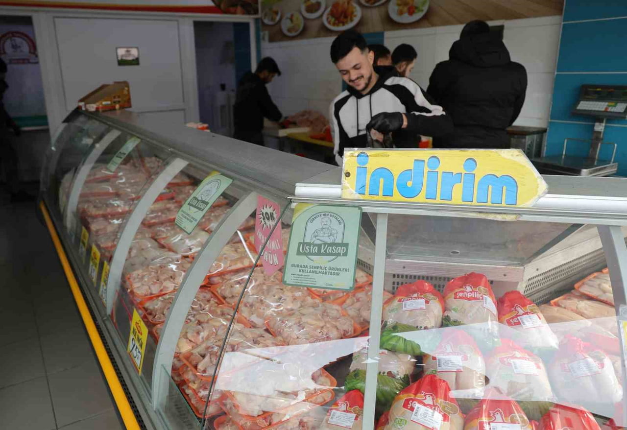 ADANA'DA GEREK ZEHİRLENME VAKALARININ ARTMASIYLA GEREKSE DE TAVUK ÜRETİMİ FAZLALIĞI NEDENİYLE...