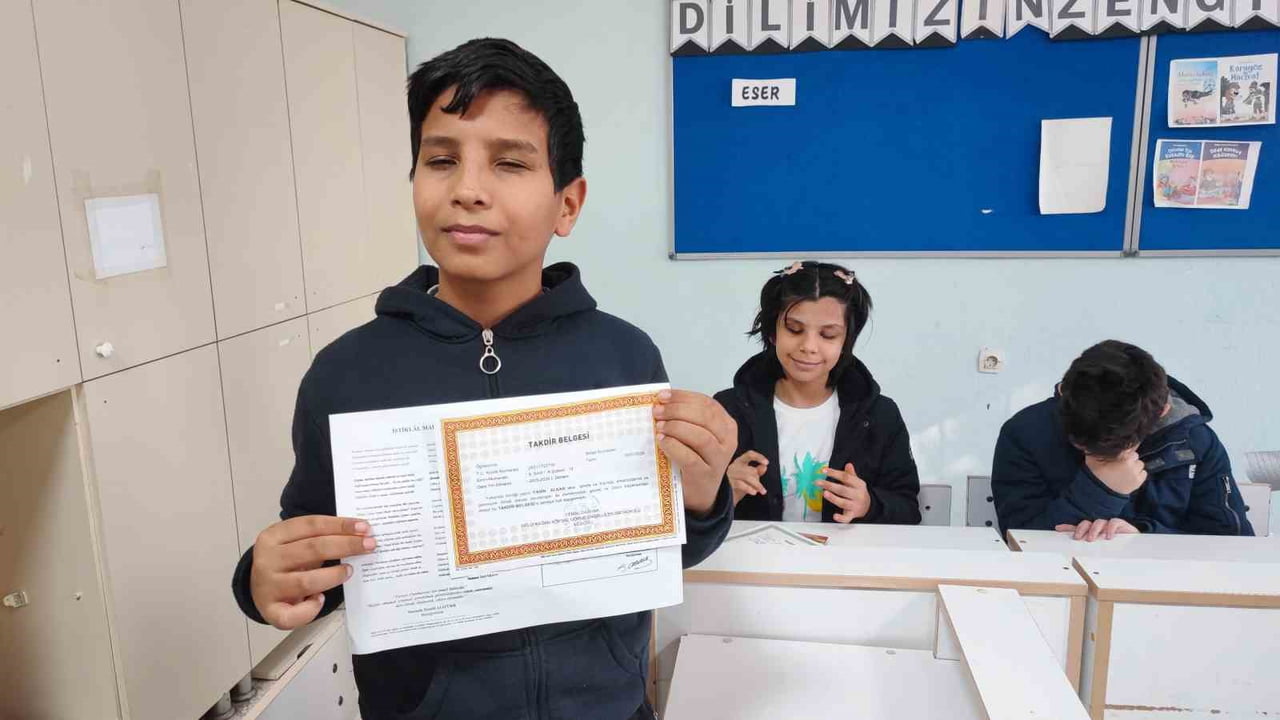 ADANA'DA, GÖRME ENGELLİ ÖĞRENCİLER KABARTMA YAZI ''BRAİLLE ALFABESİ'' İLE HAZIRLANAN KARNE ALMA...