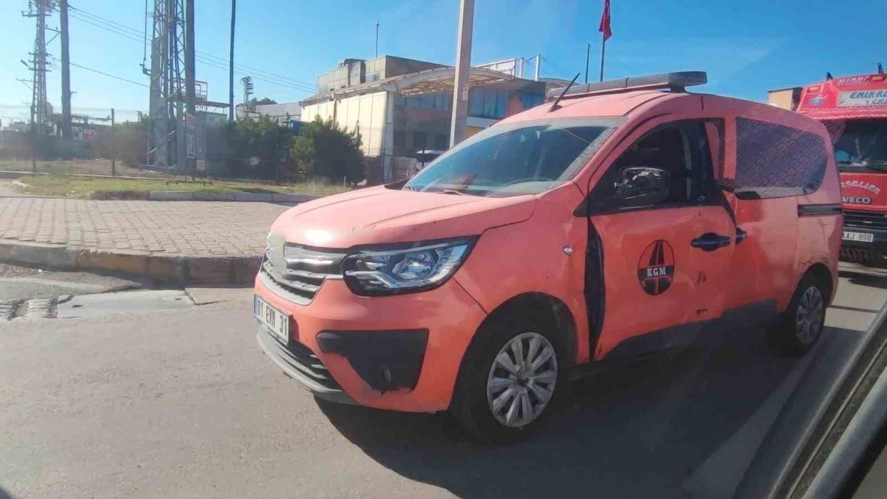 ADANA'DA KARAYOLLARI GENEL MÜDÜRLÜĞÜ'NE AİT HAFİF TİCARİ ARACIN SÜRÜCÜSÜ, EMNİYET KEMERİNİ KENDİSİ...