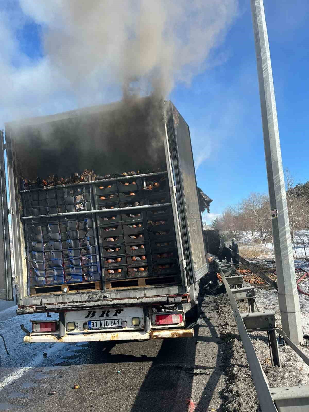 ADANA'DA OTOYOLDA NARENCİYE YÜKLÜ TIR ALEVLERE TESLİM OLDU.