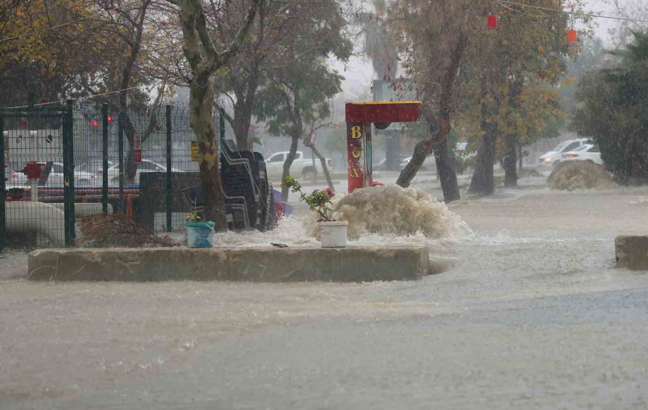 ADANA'DA ŞİDDETLİ SAĞANAK YAĞIŞ YOLLARI GÖLE ÇEVİRDİ, BAZI APARTMANLARIN BAHÇELERİ SUYLA DOLDU...
