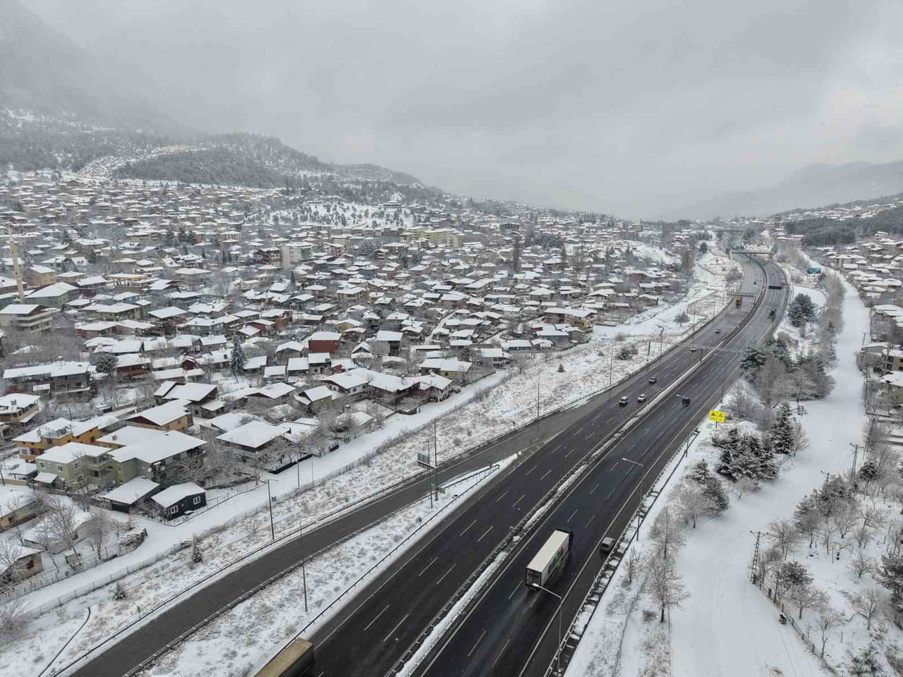 ADANA'NIN POZANTI İLÇESİ KAR YAĞIŞIYLA BİRLİKTE BEYAZA BÜRÜNDÜ.