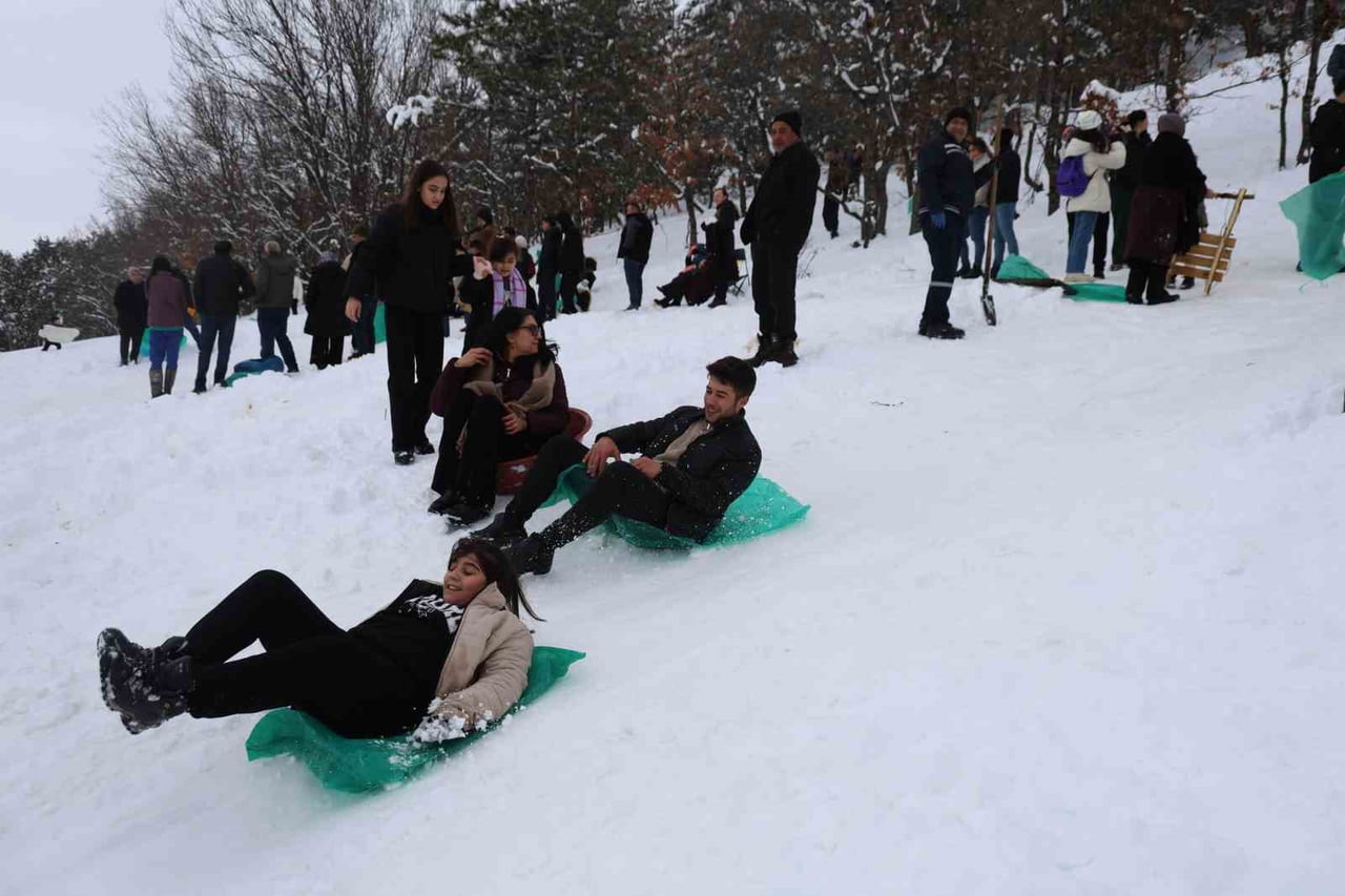 ADANA BU KEZ SICAĞIYLA DEĞİL, KAR YAĞIŞI SONRASI EĞLENCESİ İLE KONUŞULMAK İSTİYOR. TOROSLARIN...
