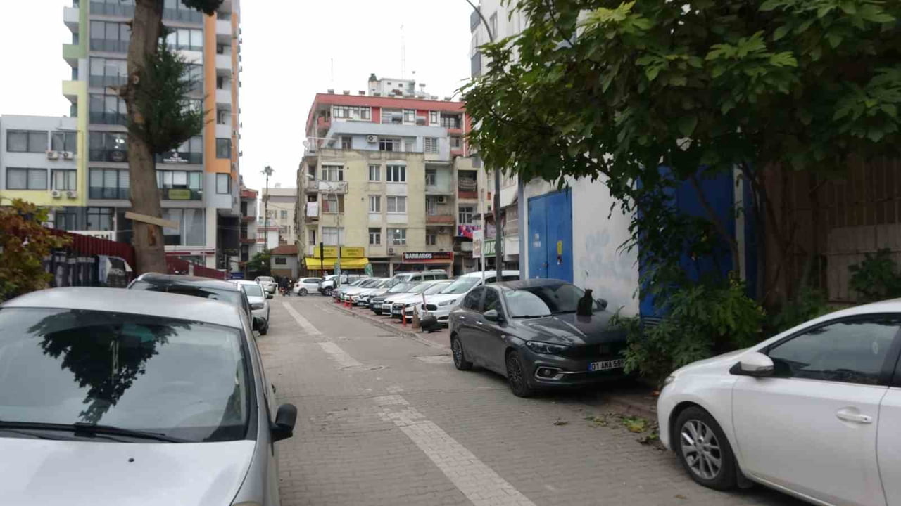 ADANA’DA 19 YAŞINDAKİ GENÇ SOKAK ORTASINDA VÜCUDUNUN ÇEŞİTLİ YERLERİNDEN BIÇAKLANARAK ÖLDÜRÜLDÜ....