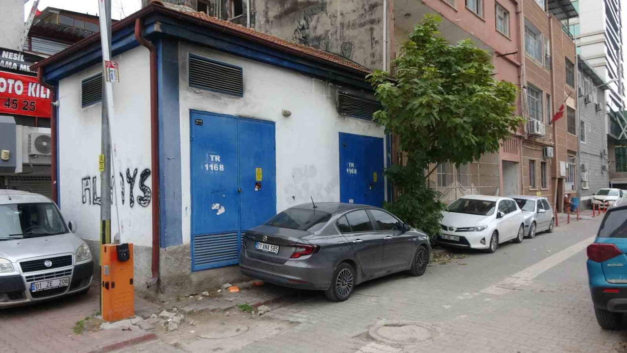 ADANA’DA 19 YAŞINDAKİ GENÇ SOKAK ORTASINDA VÜCUDUNUN ÇEŞİTLİ YERLERİNDEN BIÇAKLANARAK ÖLDÜRÜLDÜ....