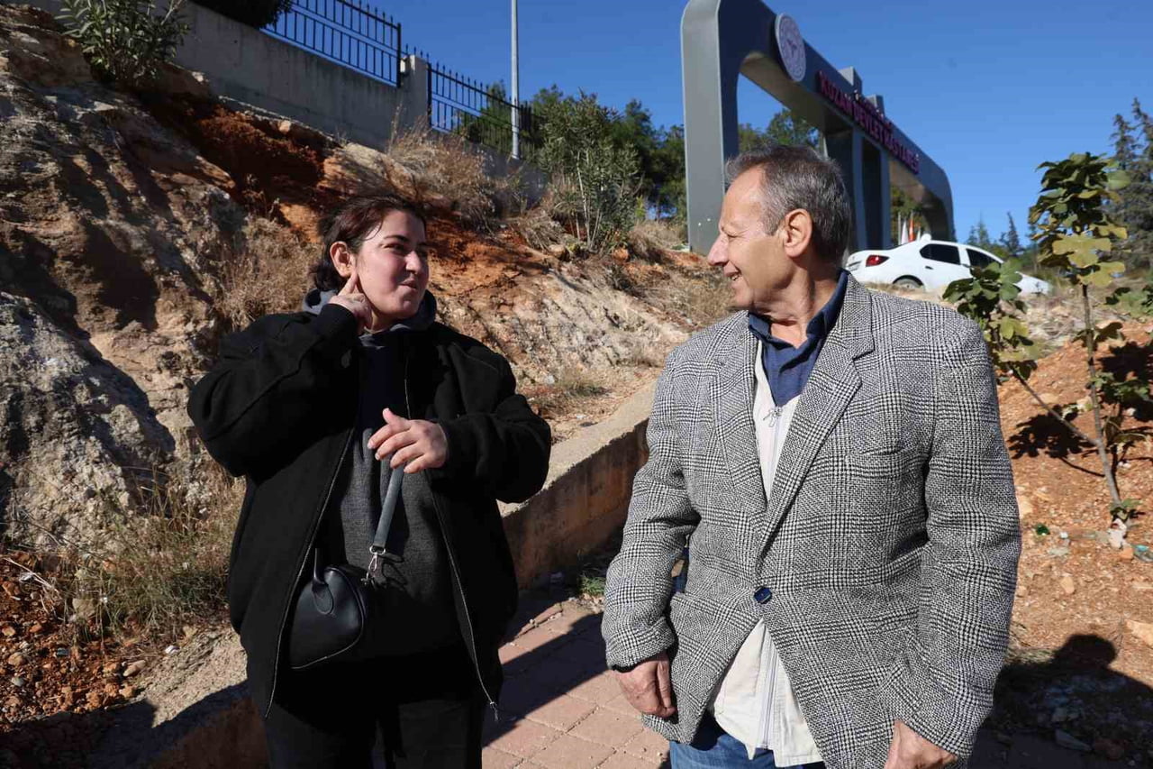 ADANA’DA 2,5 YAŞINDAYKEN GEÇİRDİĞİ YÜKSEK ATEŞLİ HASTALIK NEDENİYLE KULAK ZARLARINDA HASAR OLUŞAN...