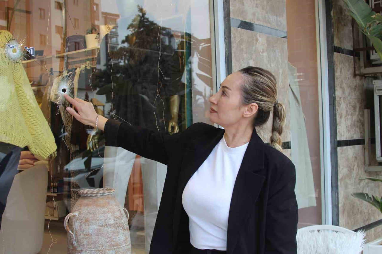 ADANA’DA BİR KADIN GİYİM MAĞAZASI, GECE SAATLERİNDE KİMLİĞİ BELİRSİZ KİŞİ YA DA KİŞİLERİN SİLAHLI...