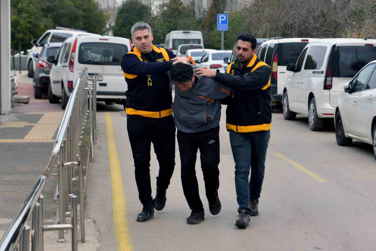 ADANA’DA BİR KİŞİ KAMYONETİ İLE İKİ KEDİNİN ÜZERİNDEN GEÇTİ, O ANLAR ANBEAN GÜVENLİK KAMERASINA...