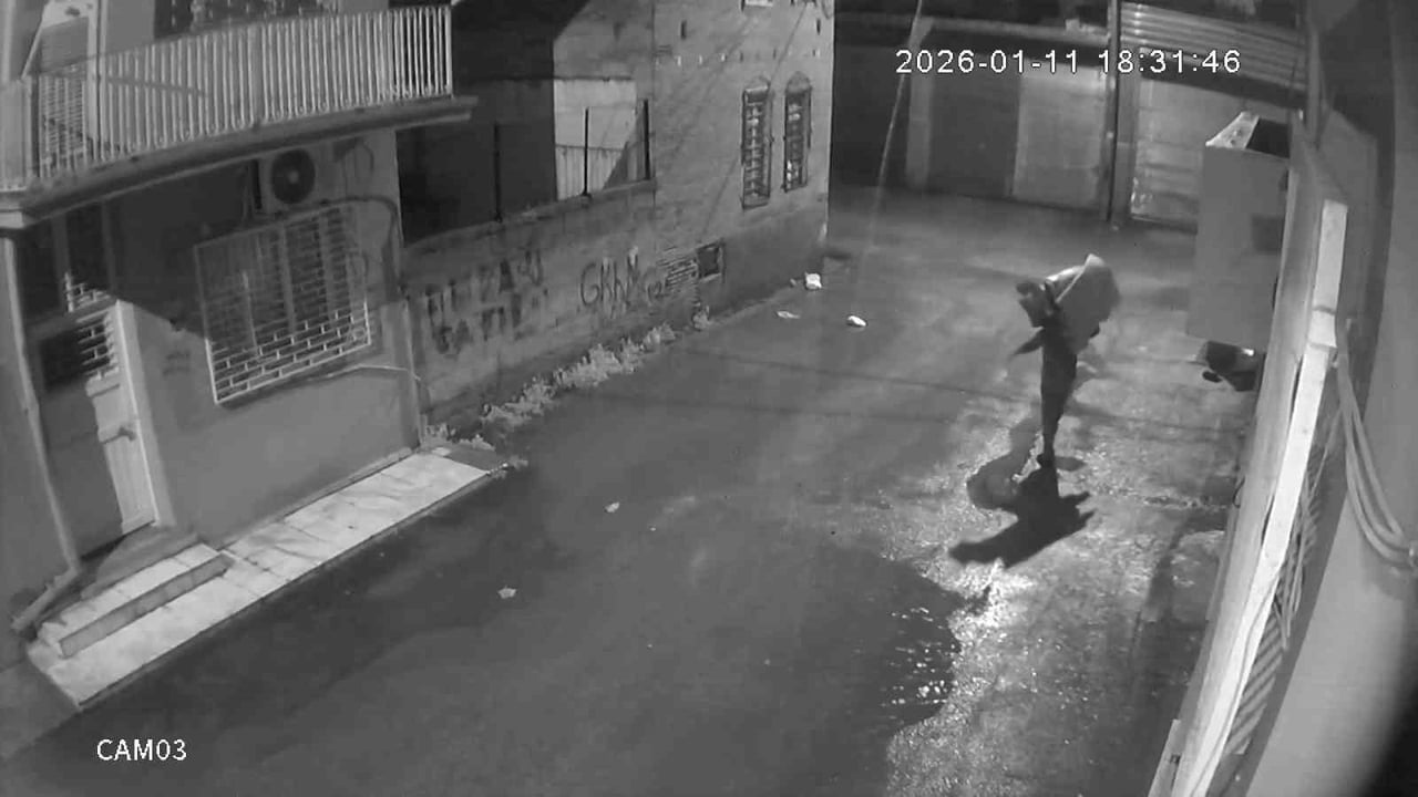 ADANA’DA BİSİKLET SATIŞI YAPILAN BİR DEPODA, TAVANINDAKİ DELİK VE KIRILAN KAPIDAN GİRİLEREK...