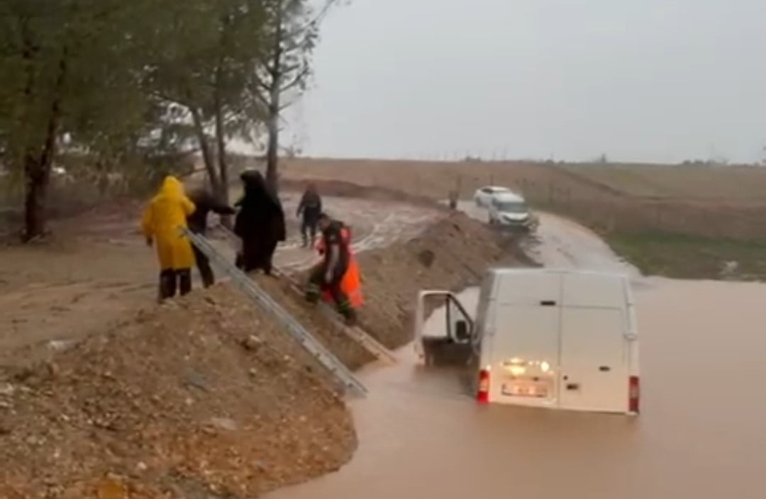 ADANA’DA DÜN GECE SAATLERİNDE BAŞLAYAN VE SABAH SAATLERİNE KADAR ARALIKLARLA ETKİSİNİ SÜRDÜREN...