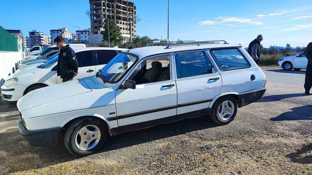 ADANA’DA EVİN ÖNÜNDEN ÇALINAN OTOMOBİL TERK EDİLMİŞ HALDE BULUNDU. OTOMOBİLİN SAHİBİ BİR YIL...