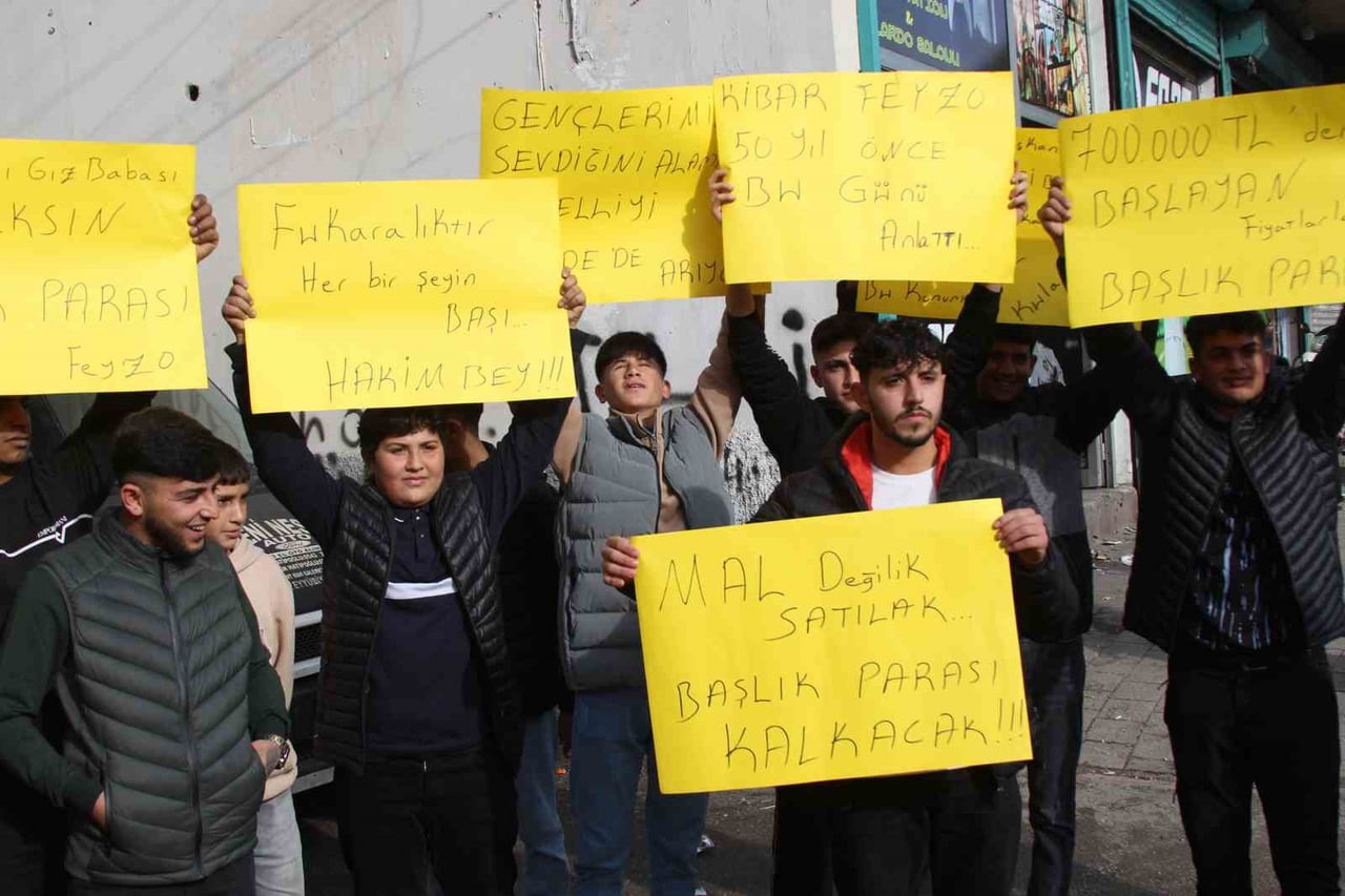 ADANA’DA, EVLENMEK İSTEYEN GENÇLER TALEP EDİLEN YÜKSEK BAŞLIK PARALARINA İSYAN ETTİ. KIZ TARAFININ...