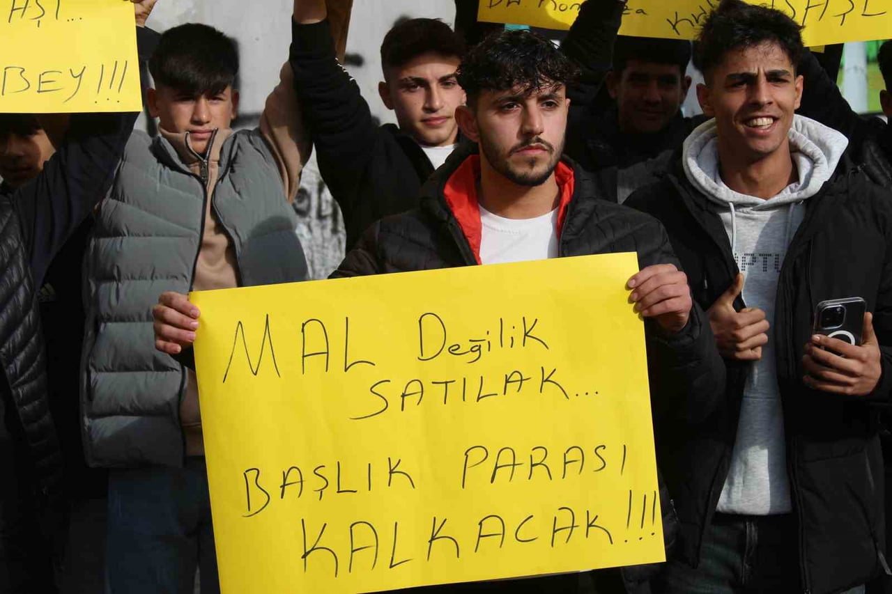 ADANA’DA, EVLENMEK İSTEYEN GENÇLER TALEP EDİLEN YÜKSEK BAŞLIK PARALARINA İSYAN ETTİ. KIZ TARAFININ...