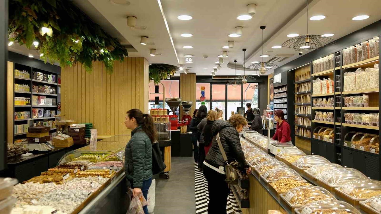 ADANA’DA HİZMET VEREN MUSKO KURUYEMİŞ, ZENGİN ÜRÜN ÇEŞİTLİLİĞİYLE VATANDAŞLARIN TERCİHİ...