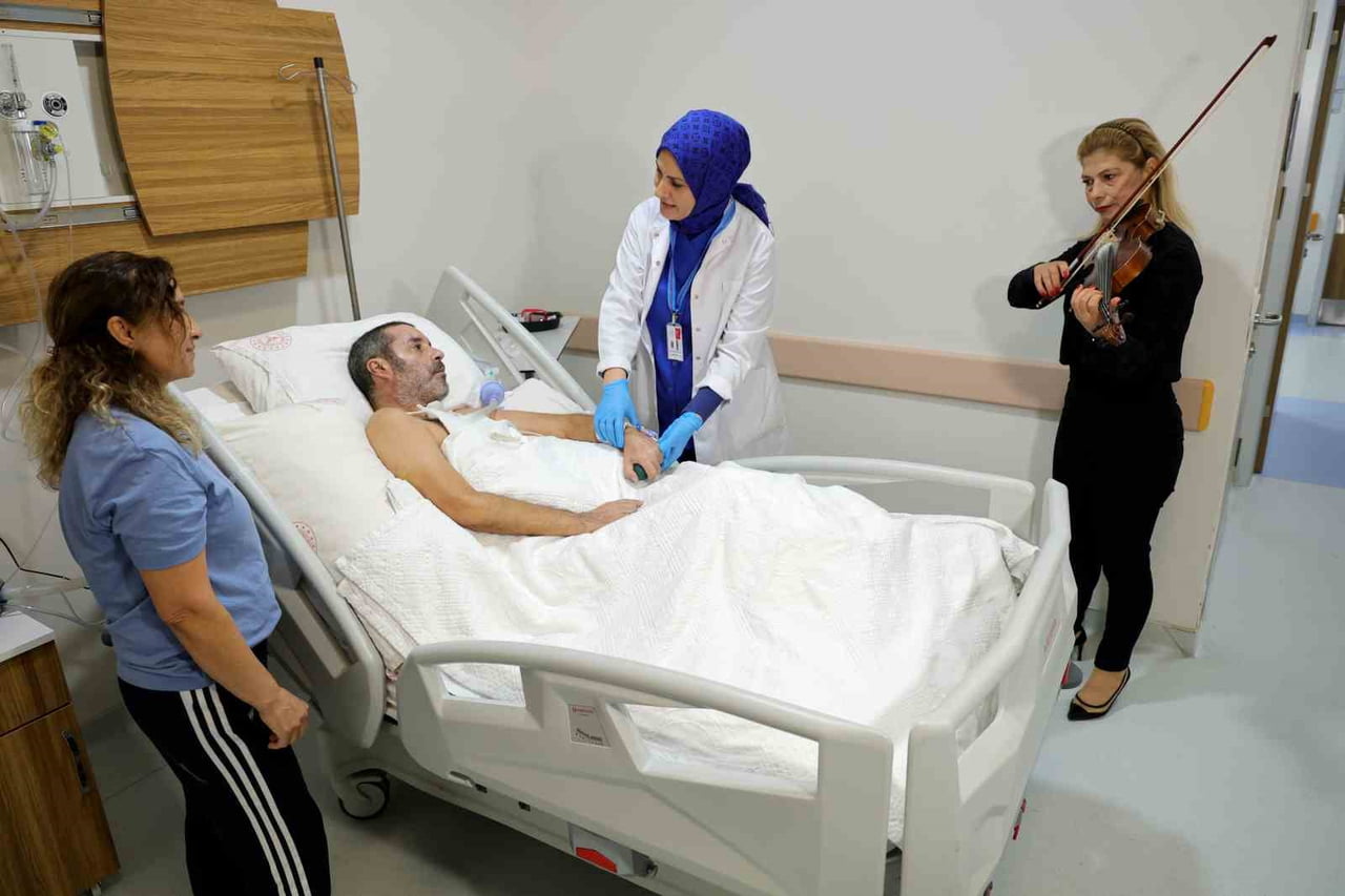 ADANA’DA KARŞIYAKA DEVLET HASTANESİ’NDE BULUNAN ‘PALYATİF BAKIM SERVİSİ’NDE TEDAVİ GÖREN HASTALARA...