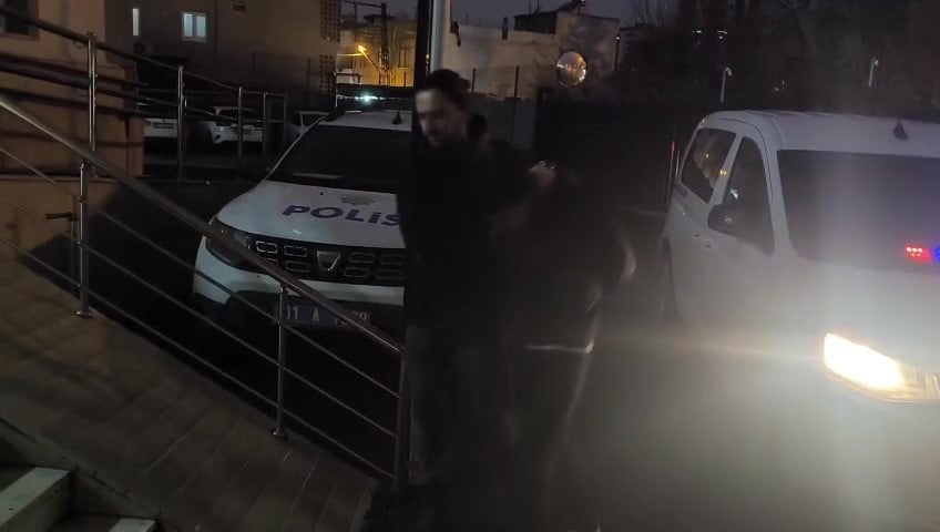 ADANA’DA KOKLADIKTAN SONRA PARFÜMLERİ ÇALAN İKİ KİŞİ ADLİ KONTROL ŞARTIYLA SERBEST KALDI....