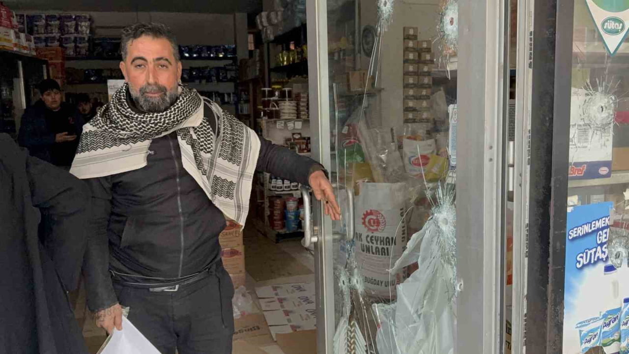 ADANA’DA MARKETTEN 2 MİLYON LİRA HARAÇ İSTEYEN BİR GRUP, PARA ALAMADIKLARI GEREKÇESİYLE MARKETE...