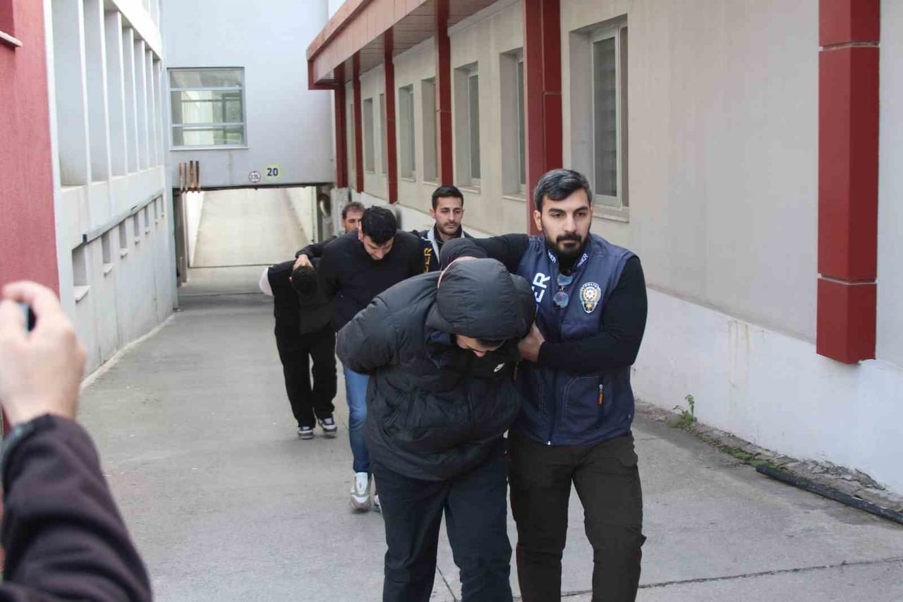 ADANA’DA "SAZAN SARMALI" YÖNTEMİYLE 1 MİLYON TL’LİK VURGUN YAPAN DOLANDIRICILIK ŞEBEKESİ...