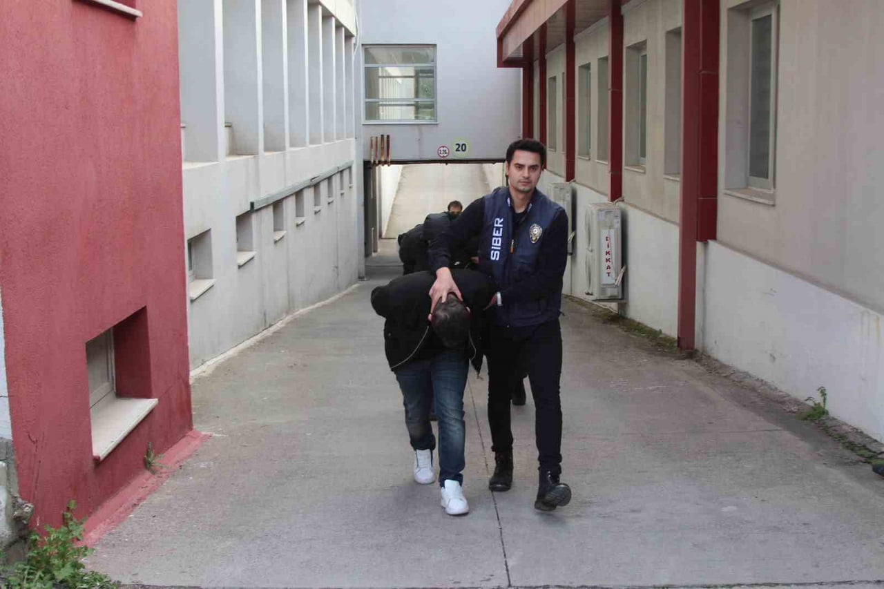 ADANA’DA "SAZAN SARMALI" YÖNTEMİYLE 1 MİLYON TL’LİK VURGUN YAPAN DOLANDIRICILIK ŞEBEKESİ...