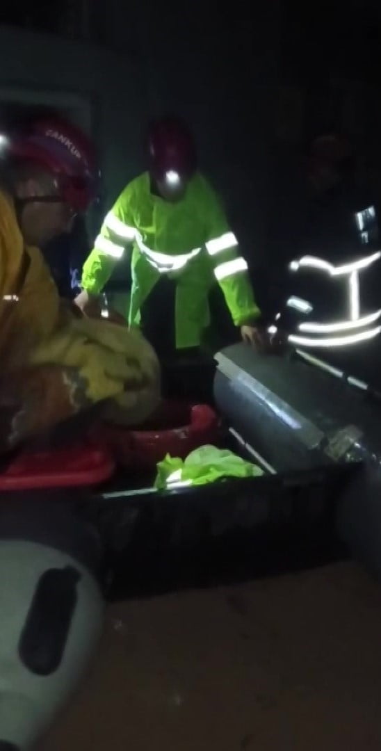 ADANA’DA SAĞANAK YAĞIŞ SONRASI SU BASAN EVLERDE BULUNAN YAŞLI VE ENGELLİ BİREYLER İTFAİYE...