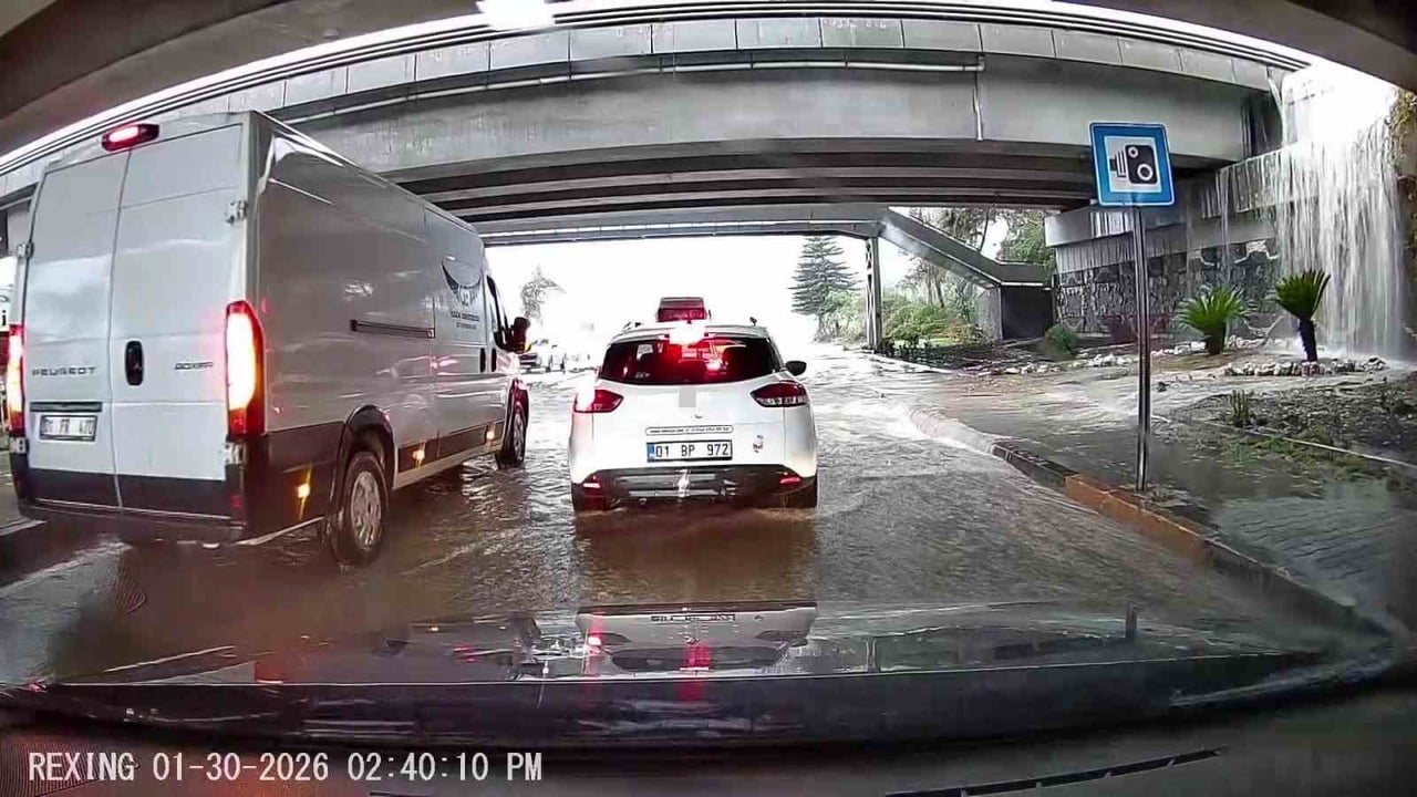 ADANA’DA ŞİDDETLİ YAĞIŞ SONUCU METREKAREYE 72 KİLOGRAMDAN FAZLA YAĞIŞ DÜŞTÜ. HORTUM OLUŞAN KENTTE...