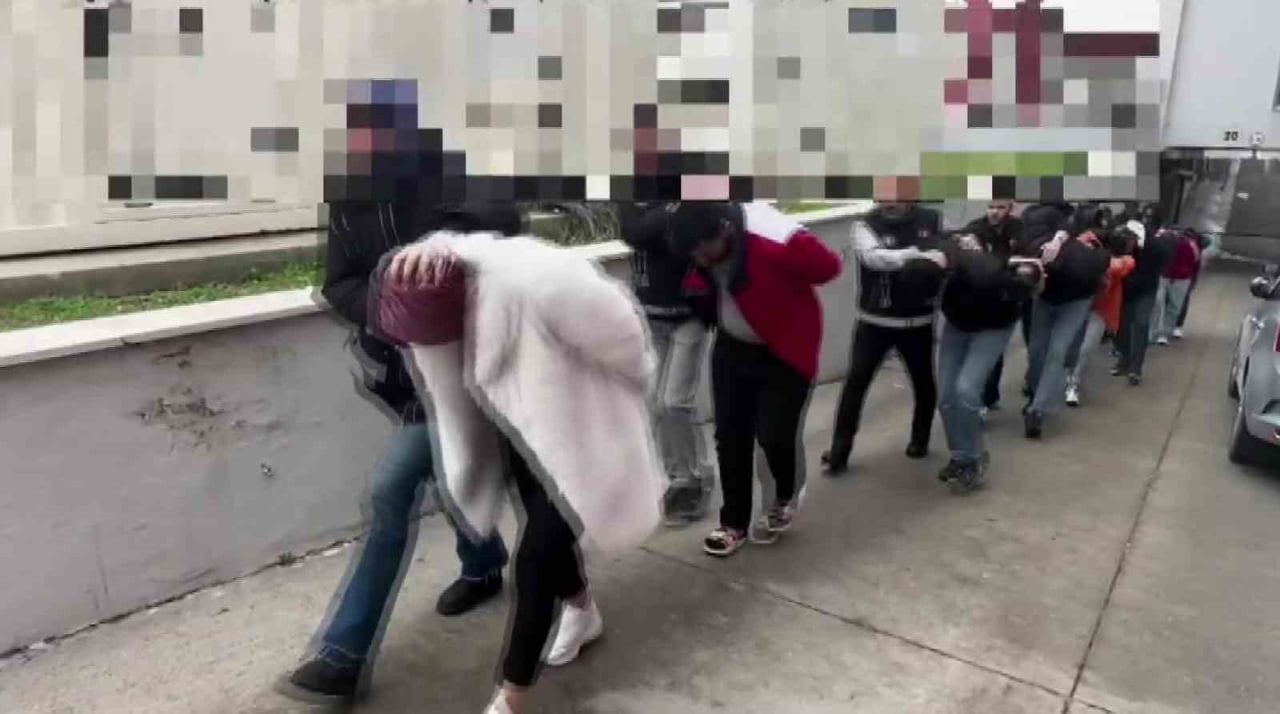 ADANA’DA UYUŞTURUCU SATICILARINA YÖNELİK YAPILAN OPERASYONDA 10 BİN 400 ADET SENTETİK ECZA, 10...