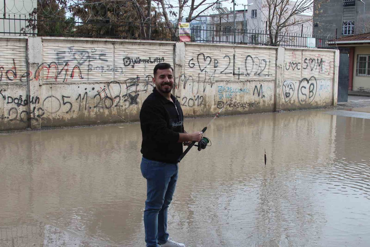 ADANA’DA, YAĞMUR SONRASI GÖLE DÖNEN BİR SOKAK, ESNAFI SIRA DIŞI BİR EYLEME SÜRÜKLEDİ. GÜNLERDİR...