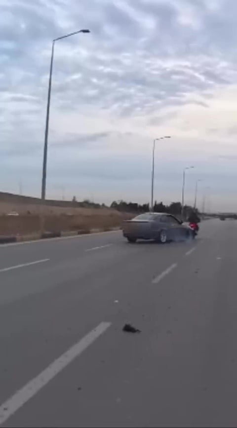 ADANA’DA YOLDA DRİFT YAPAN LÜKS OTOMOBİLİN ÖNÜNDE GİDEN MOTOSİKLETLİ KAZADAN SON ANDA KURTULDU. O...
