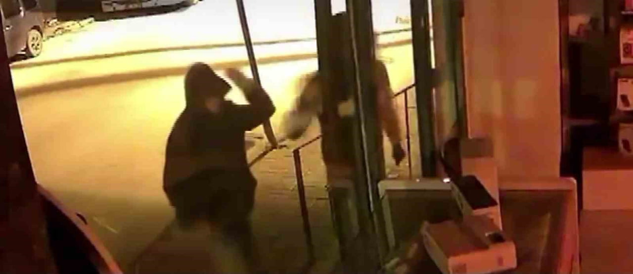 ADANA’DA YÜZLERİ KAPÜŞON VE MOTOSİKLET KASKI İLE GİZLEYEN 2 ŞÜPHELİ BİR TELEFONCUNUN CAMLARINI...