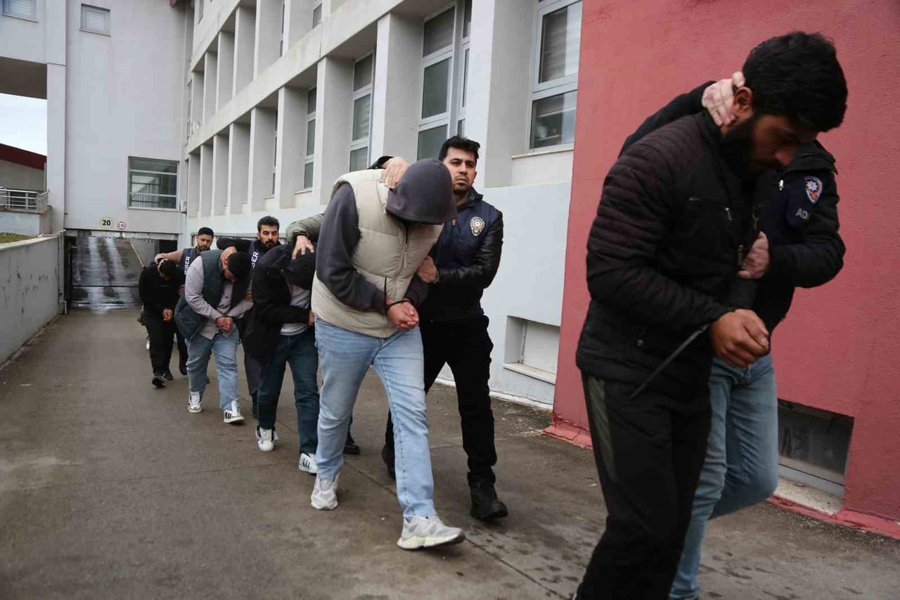 ADANA MERKEZLİ 6 İLDE YASADIŞI BAHİS OYNATAN ŞEBEKEYE YÖNELİK DÜZENLENEN EŞ ZAMANLI OPERASYONDA...