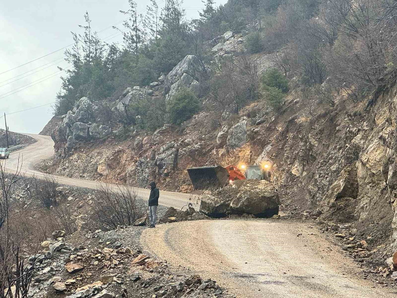 ADANA’NIN FEKE İLÇESİNDE FEKE TAPAN GRUP YOLUNA DÜŞEN BÜYÜK KAYA PARÇASI İŞ MAKİLERİ İLE...
