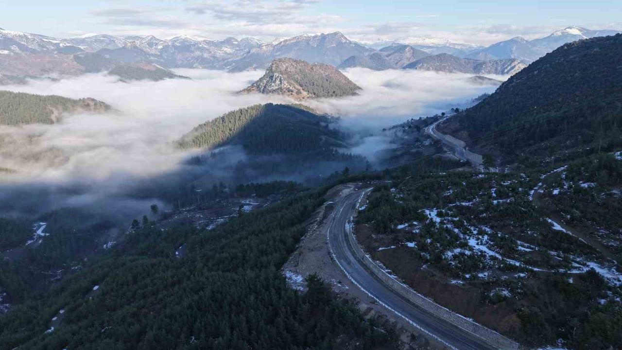 ADANA’NIN FEKE İLÇESİNDE KIZILÇAM ORMANLARI VE KARLI DAĞLARLA BİRLİKTE SABAH SAATLERİNDE ORTAYA...