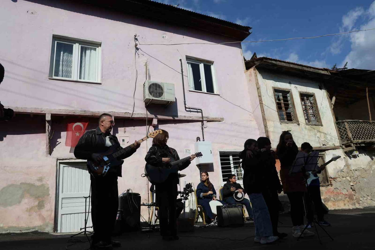 ADANA’NIN KOZAN İLÇESİNDE, BARIŞ MANÇO’NUN ANNESİ RİKKAT UYANIK İLE BİRLİKTE 3 YAŞINA KADAR...