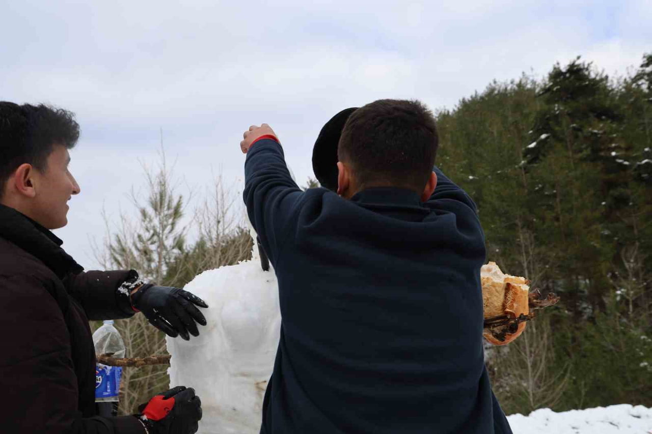 ADANA’NIN KOZAN İLÇESİNDE KAR YAĞIŞININ ARDINDAN İLGİNÇ VE RENKLİ GÖRÜNTÜLER ORTAYA ÇIKTI....
