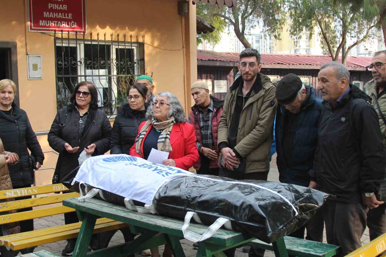 ADANA’NIN SEYHAN BELEDİYESİ’NİN HİZMET VERMEDİĞİNİ İDDİA EDEN PINAR MAHALLESİ MUHTARI SANİYE...