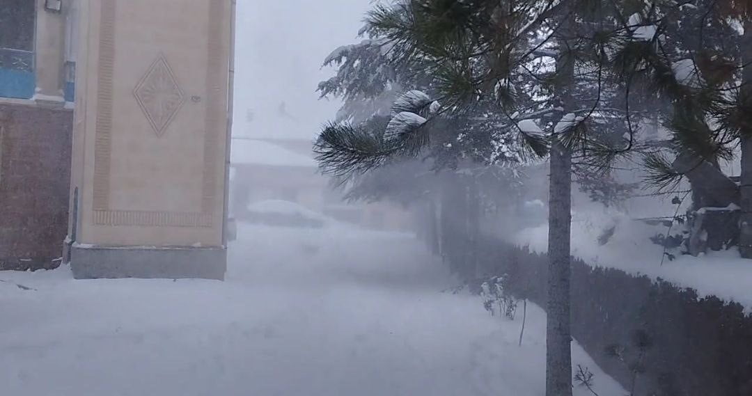 ADANA’NIN TUFANBEYLİ İLÇESİNDE ETKİLİ OLAN KAR YAĞIŞININ ARDINDAN TİPİ BAŞLADI. ANCAK ÇOCUKLAR BU...