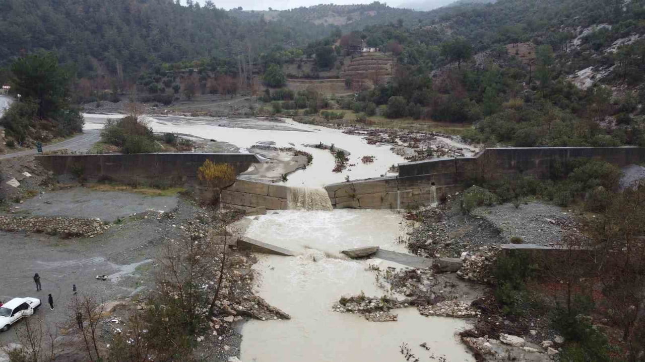 ADANA’NIN YÜKSEK KESİMLERİNDE ETKİLİ OLAN KAR YAĞIŞI VE İLÇE MERKEZİNDEKİ SAĞANAKLARIN ARDINDAN...
