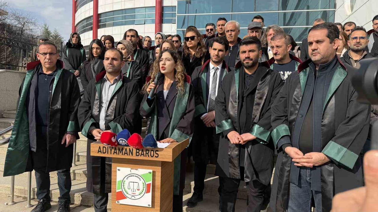 ADIYAMAN BAROSU TARAFINDAN ADIYAMAN ADLİYESİ ÖNÜNDE, AVUKATLARA YÖNELİK ARTAN SALDIRILARA DİKKAT...