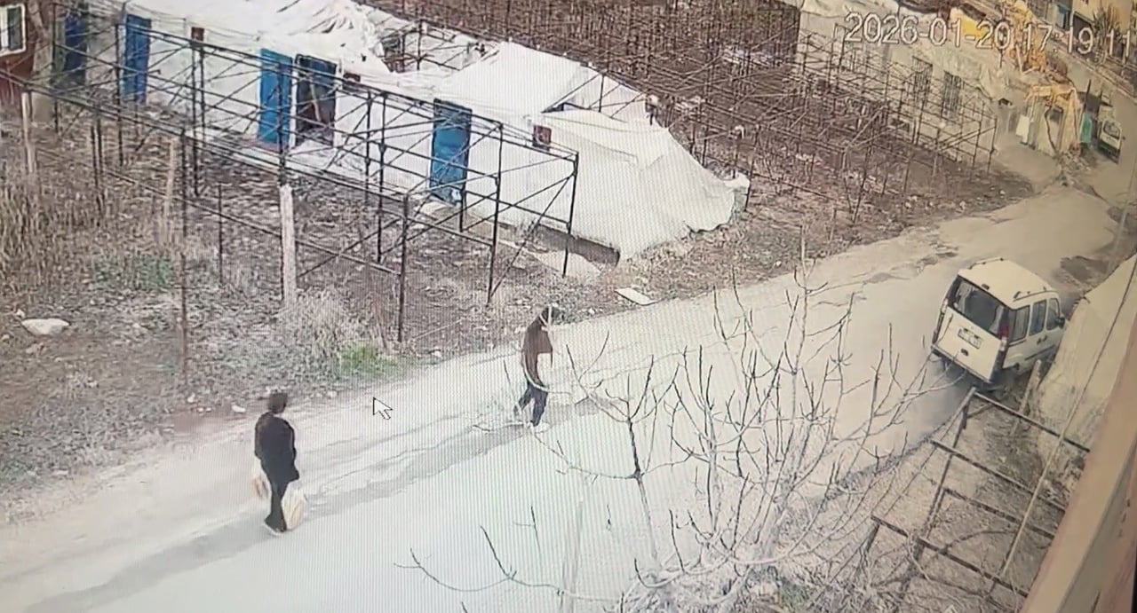 ADIYAMAN’DA, İKİ ŞAHSIN YOLDA BİR EVİN KAPISI ÖNÜNDE BULUNAN AYAKKABILAR SANİYELER İÇERİSİNDE...