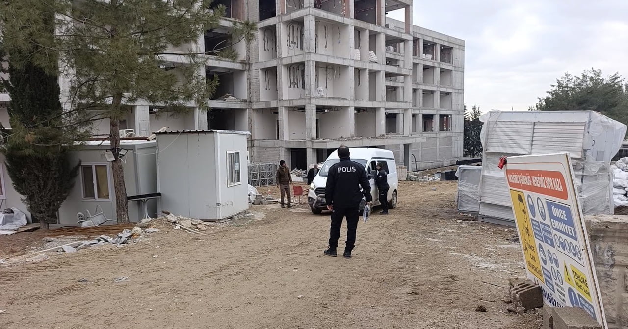 ADIYAMAN’DA İŞ MAKİNESİ İLE DUVAR ARASINDA SIKIŞAN İŞÇİ, HAYATINI KAYBETTİ.