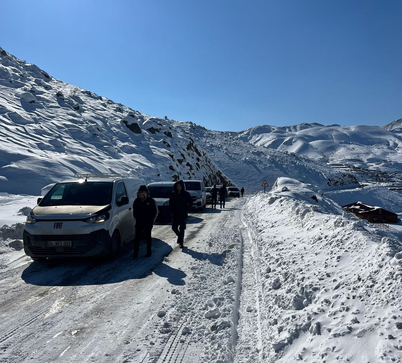 ADIYAMAN’DA, KAR NEDENİYLE BİRÇOK ARAÇ YOLDA MAHSUR KALDI.