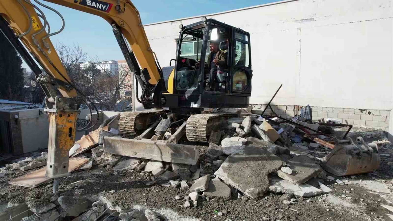 ADIYAMAN’DA, REZERV ALANLARINA GİREN VE YIKILMASI PLANLANAN BİNALAR, DAHA GÜVENLİ ŞEKİLDE TEK TEK...