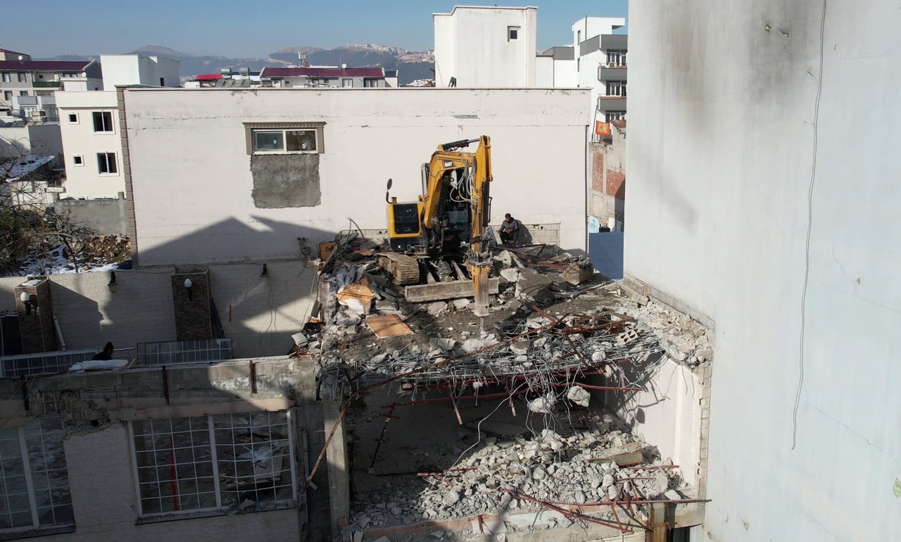 ADIYAMAN’DA, REZERV ALANLARINA GİREN VE YIKILMASI PLANLANAN BİNALAR, DAHA GÜVENLİ ŞEKİLDE TEK TEK...